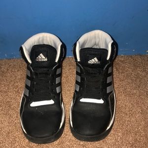 ADIDAS BOY SHOES SIZE 5